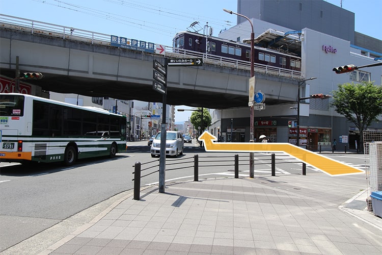 阪急電車高架下をまっすぐ進みます